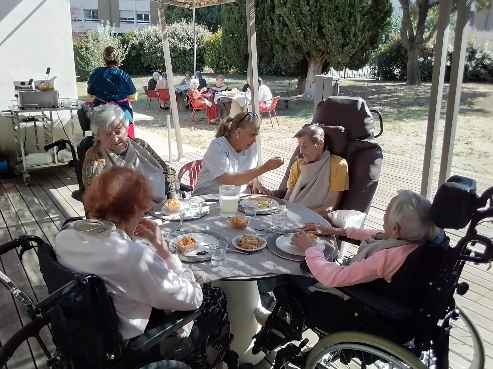 Plancha et frites fraiches dans le jardin de l'unité protégée du Garlaban