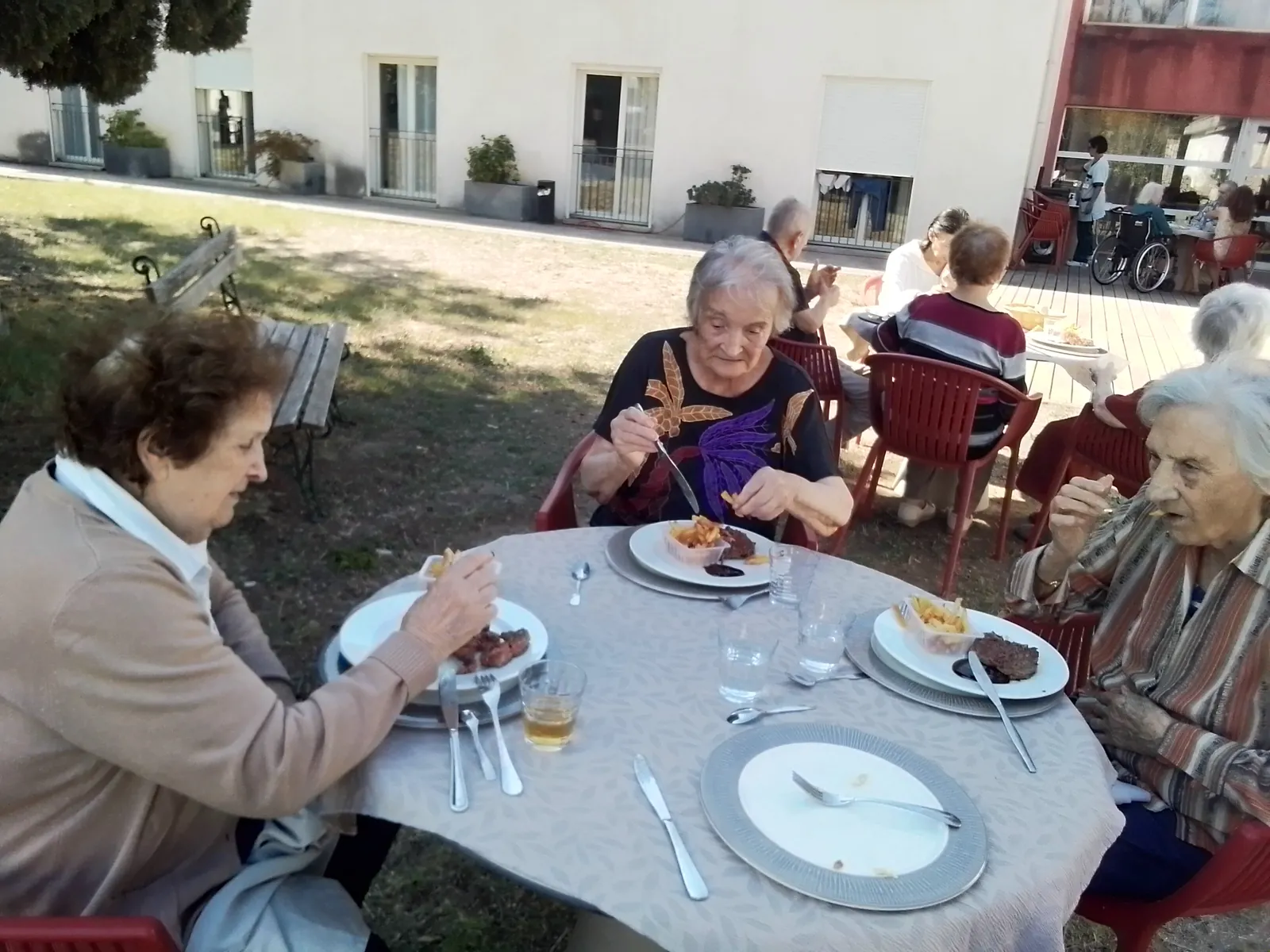Plancha et frites fraiches dans le jardin de l'unité protégée du Garlaban