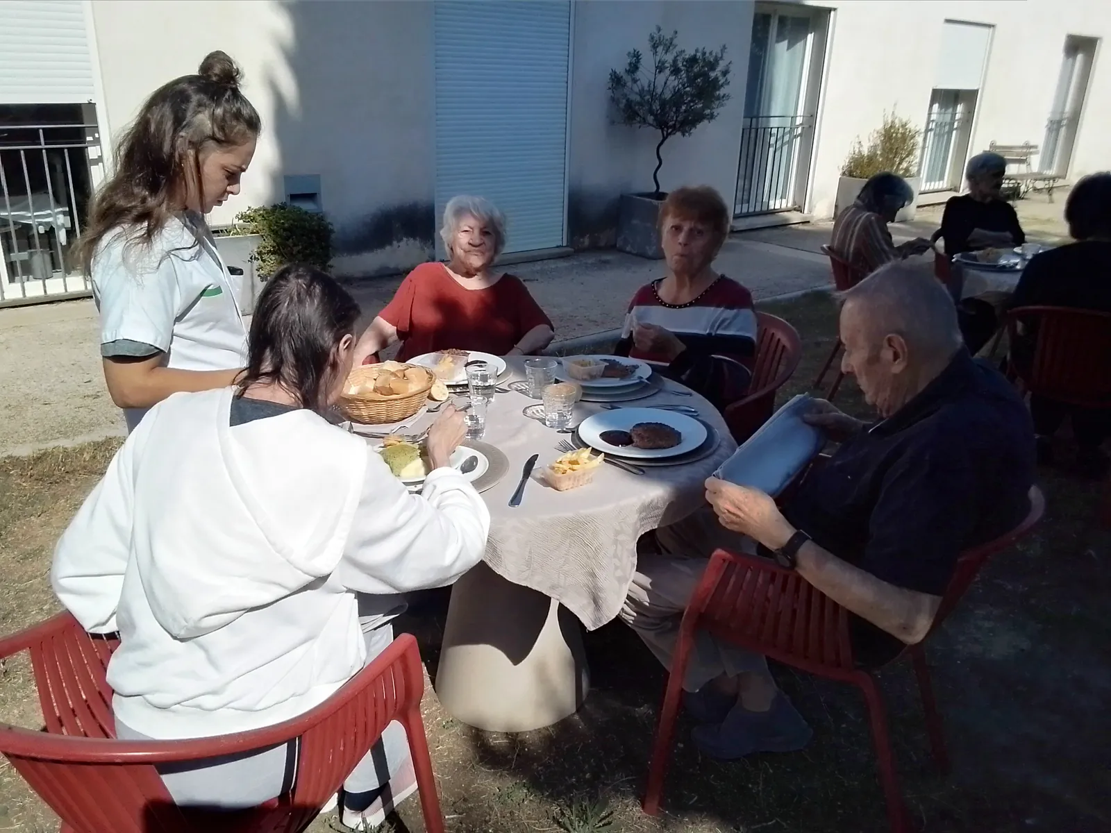 Plancha et frites fraiches dans le jardin de l'unité protégée du Garlaban