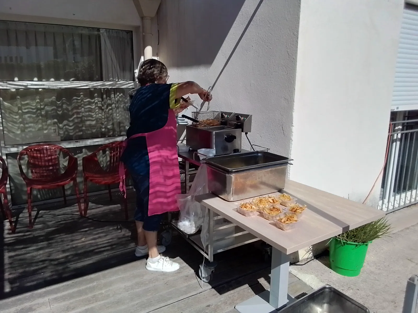 Plancha et frites fraiches dans le jardin de l'unité protégée du Garlaban