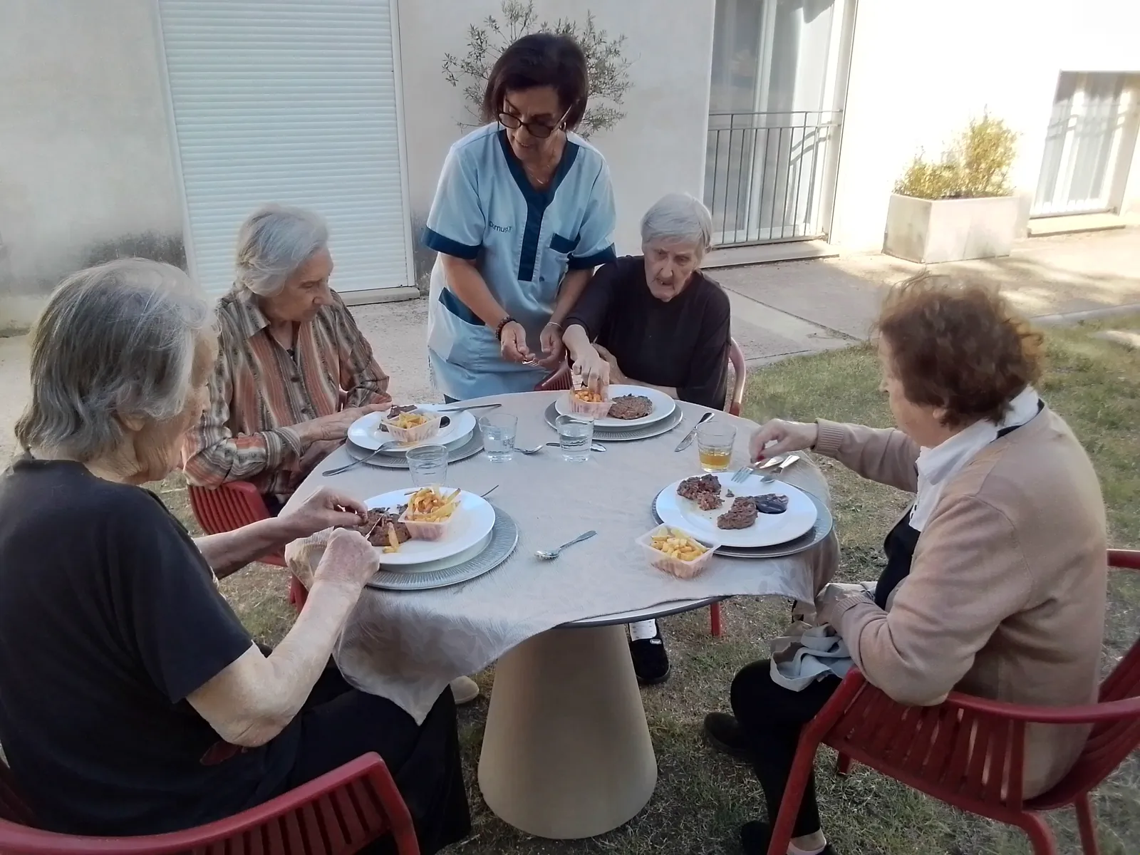 Plancha et frites fraiches dans le jardin de l'unité protégée du Garlaban
