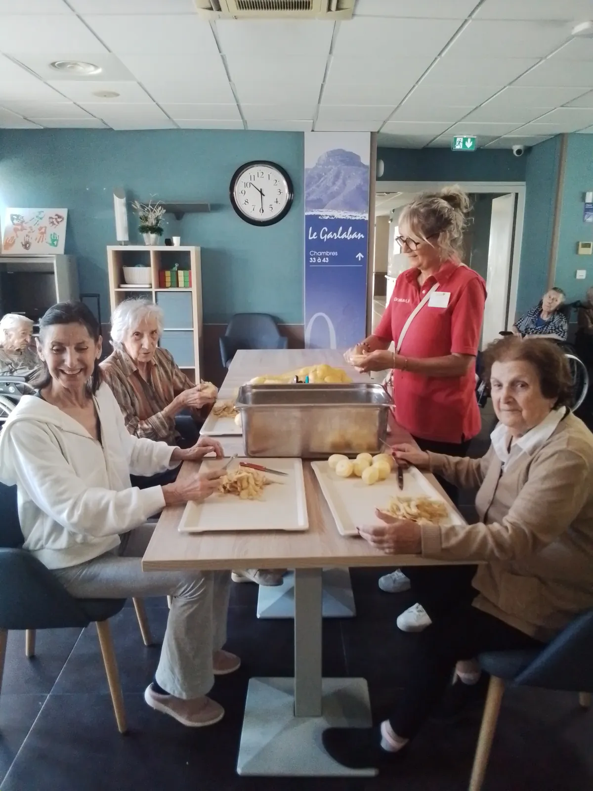 Plancha et frites fraiches dans le jardin de l'unité protégée du Garlaban