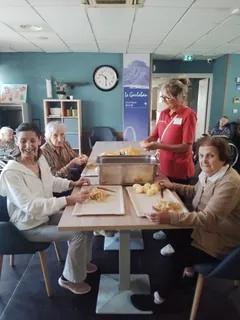 Plancha et frites fraiches dans le jardin de l'unité protégée du Garlaban
