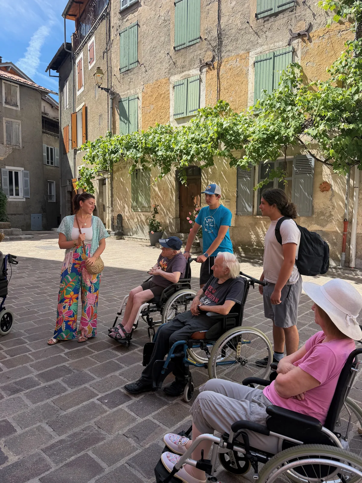 BALADE DANS LE VILLAGE SUIVIE D'UN PIQUE NIQUE AVEC LES JEUNES DE LA MFR