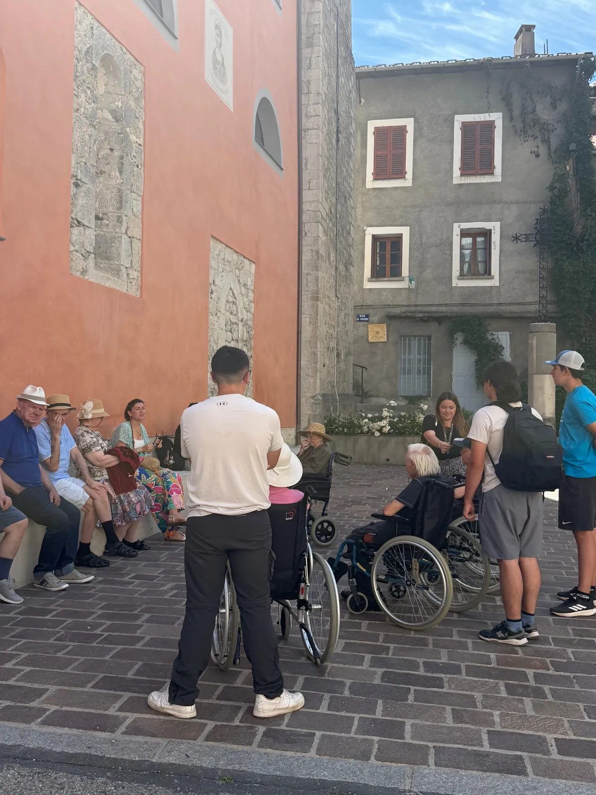 BALADE DANS LE VILLAGE SUIVIE D'UN PIQUE NIQUE AVEC LES JEUNES DE LA MFR