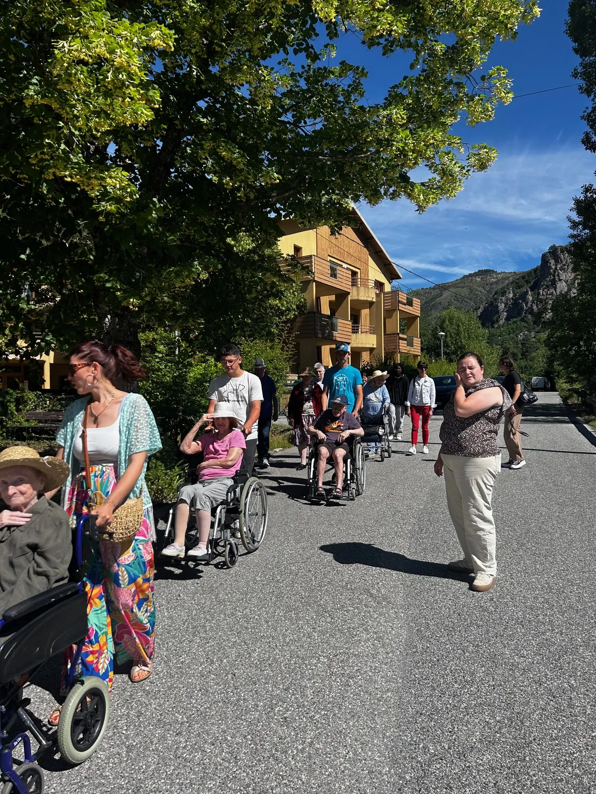 BALADE DANS LE VILLAGE SUIVIE D'UN PIQUE NIQUE AVEC LES JEUNES DE LA MFR