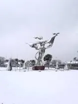 La neige s'invite sur Grandcamp-Maisy en ce début d'année 2024, la créativité en éveil