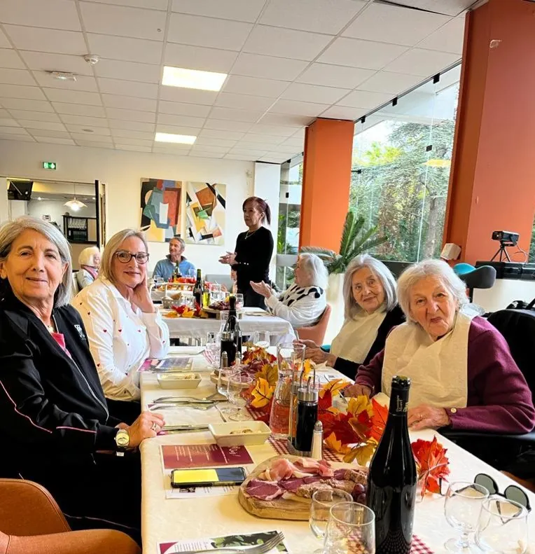 La Résidence Sainte Anne célèbre la tradition du Beaujolais Nouveau.