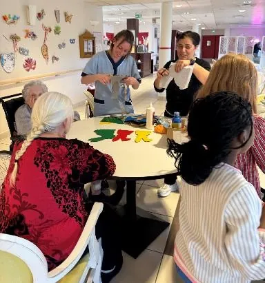 Préparatifs de Pâques avec les enfants du centre social 