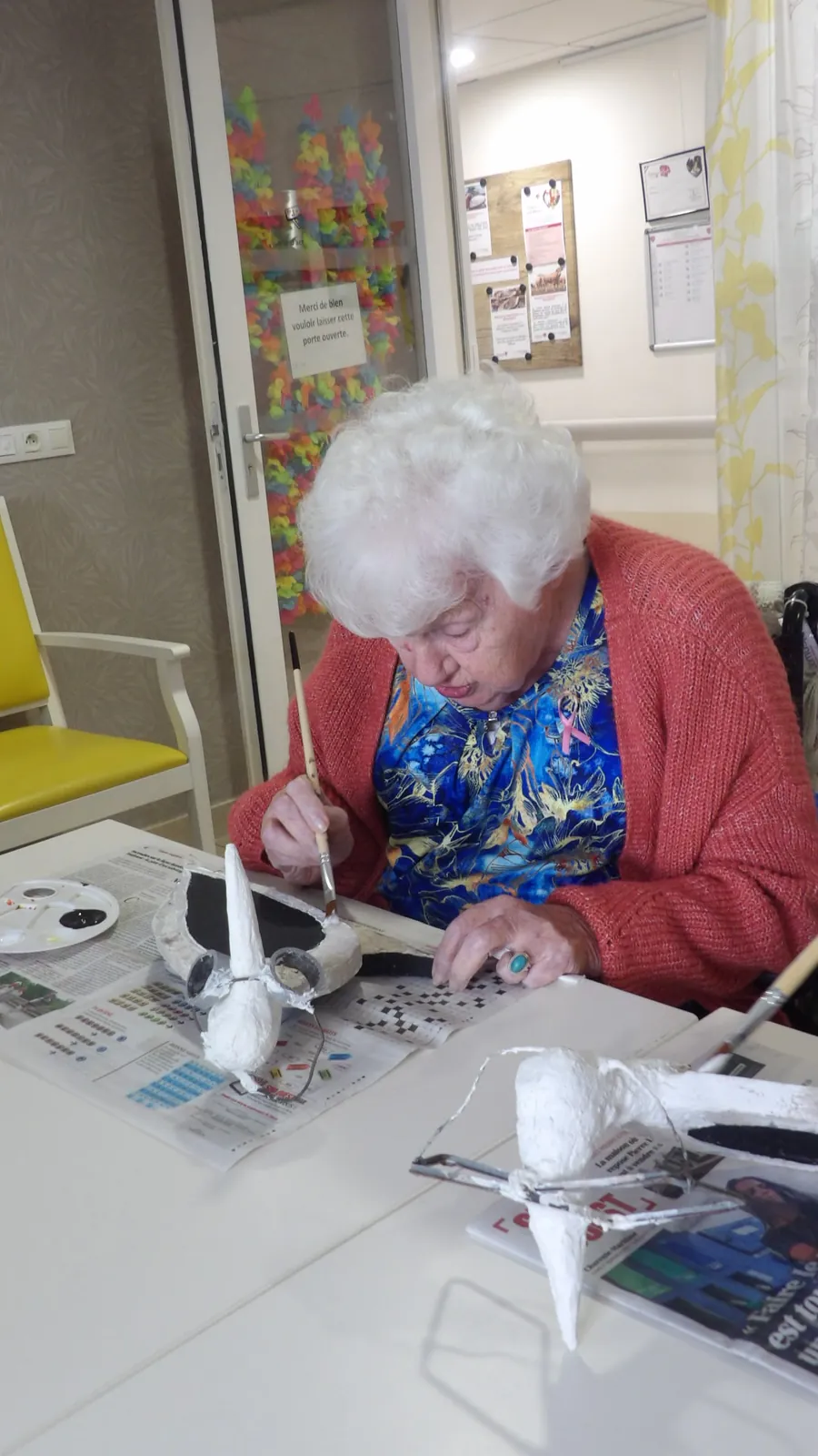Atelier peinture :  relooking de nos cigognes !