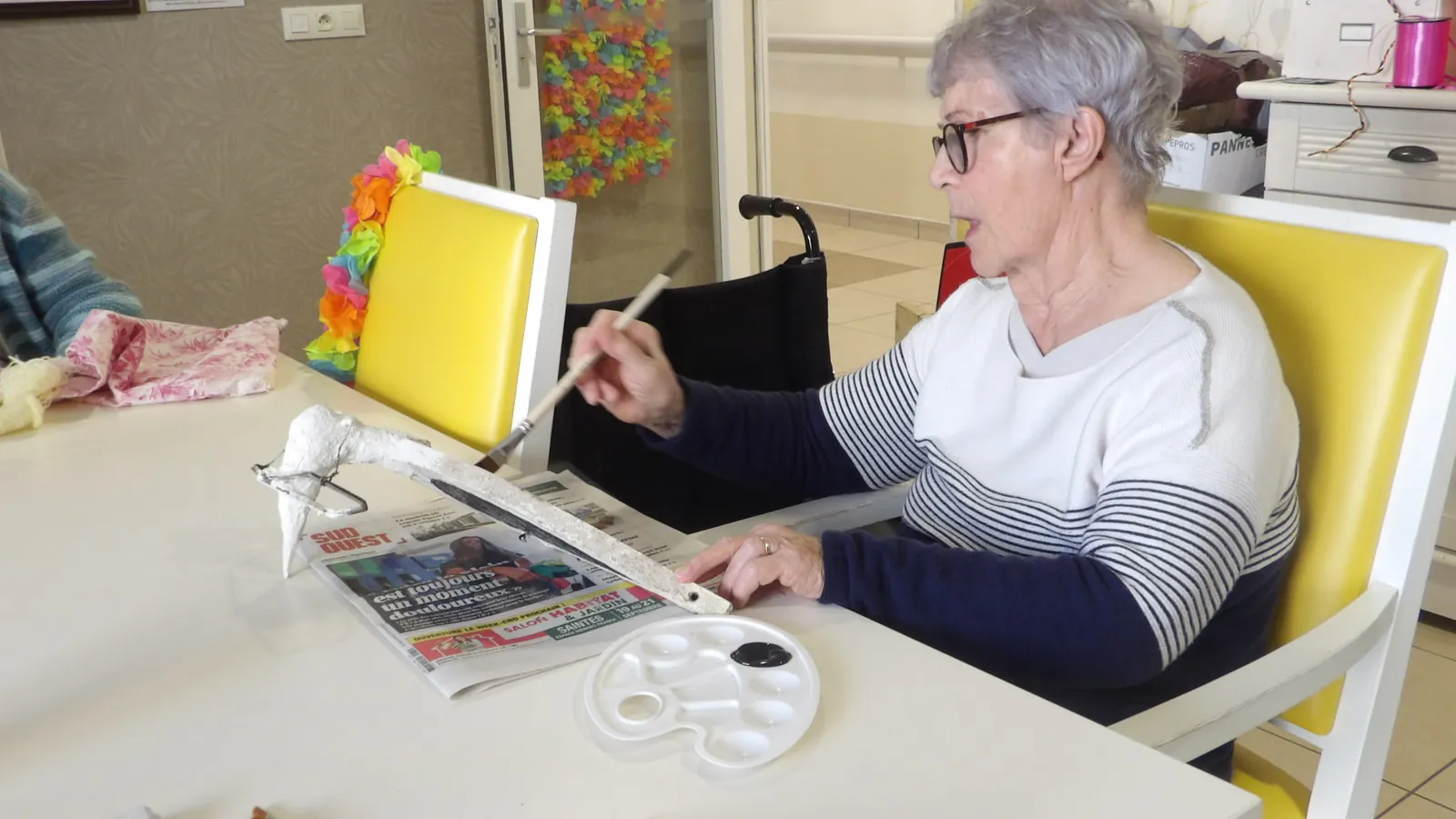 Atelier peinture :  relooking de nos cigognes !