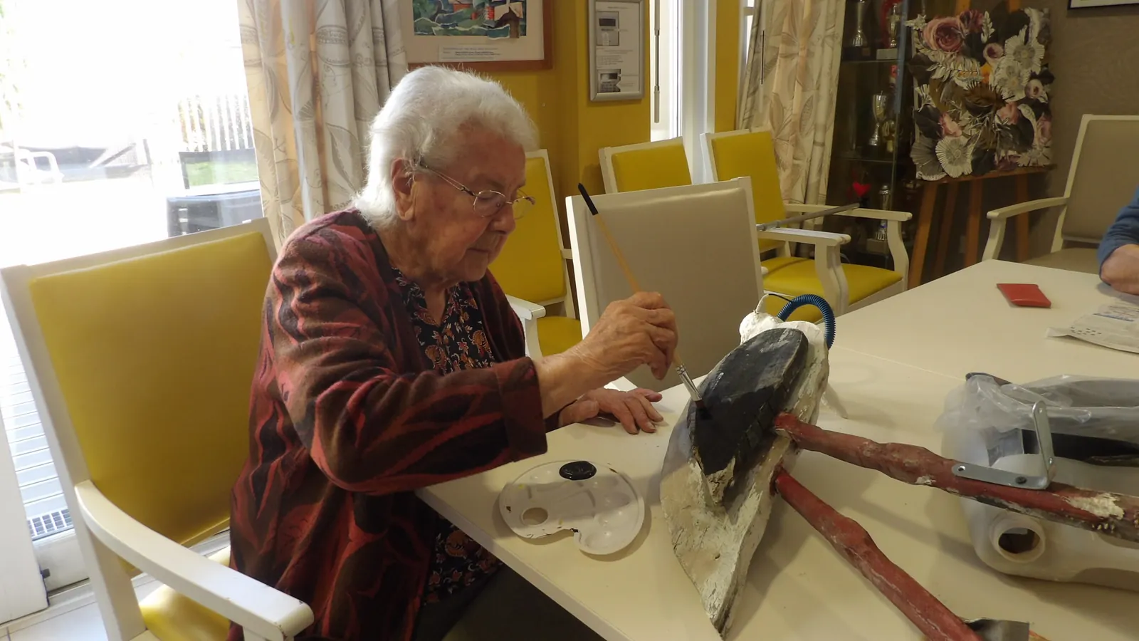Atelier peinture :  relooking de nos cigognes !