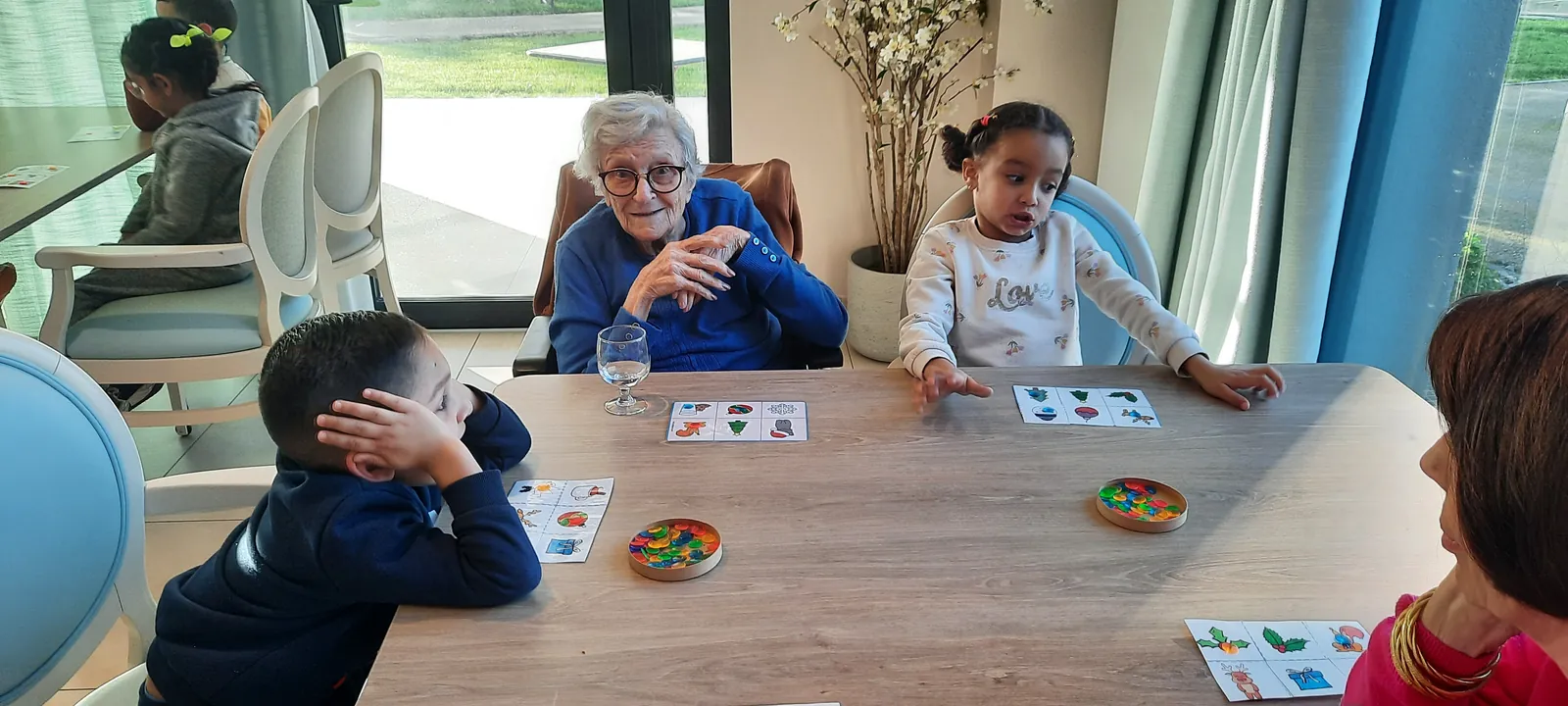 Loto de Noël avec les enfants de l'école Herriot à la résidence de Saint Jean