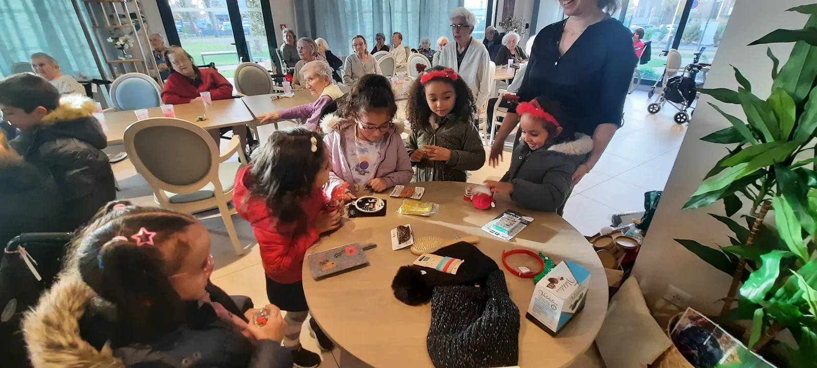 Loto de Noël avec les enfants de l'école Herriot à la résidence de Saint Jean