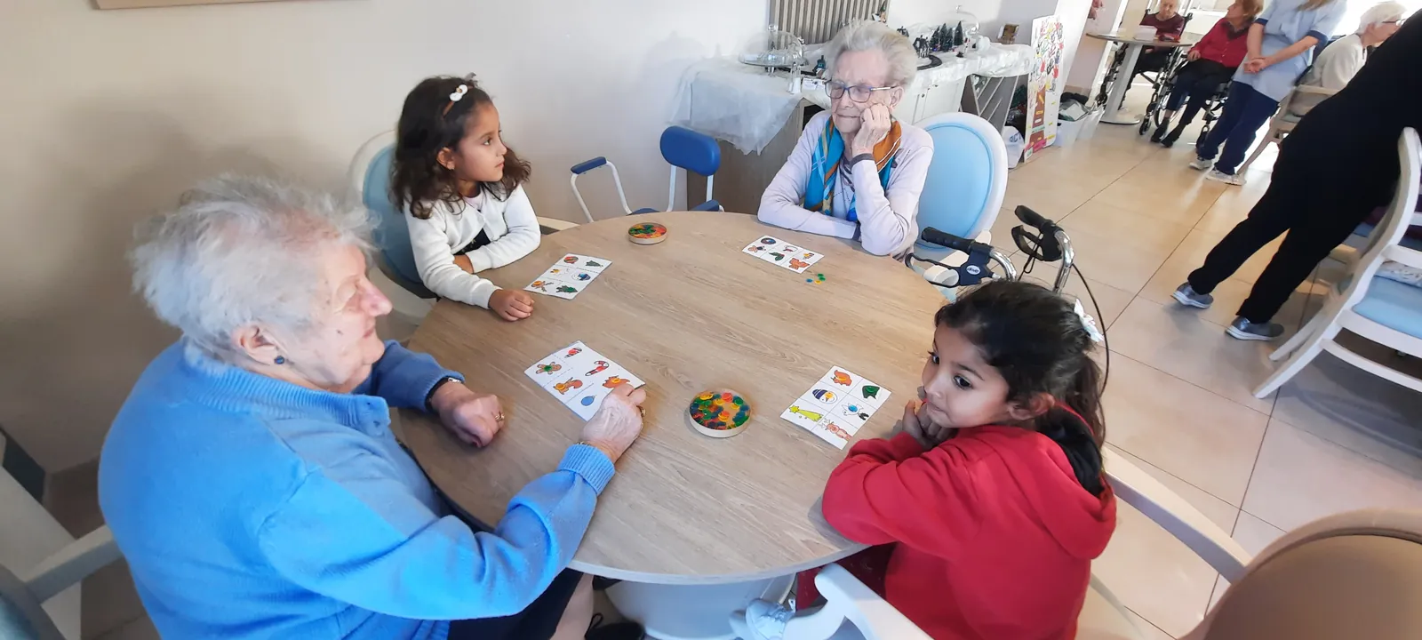 Loto de Noël avec les enfants de l'école Herriot à la résidence de Saint Jean