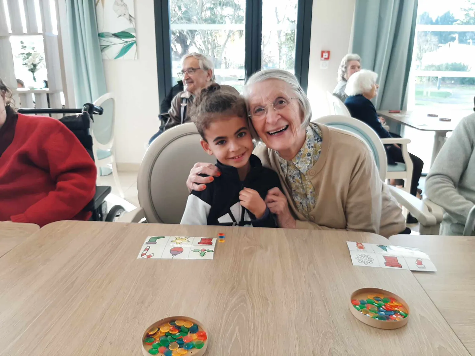 Loto de Noël avec les enfants de l'école Herriot à la résidence de Saint Jean