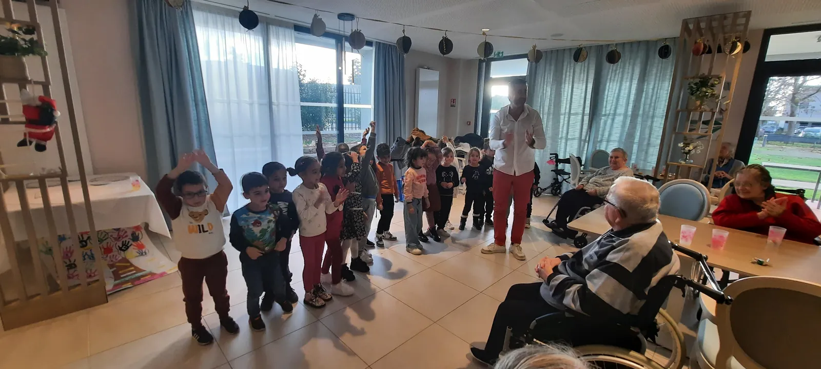 Loto de Noël avec les enfants de l'école Herriot à la résidence de Saint Jean