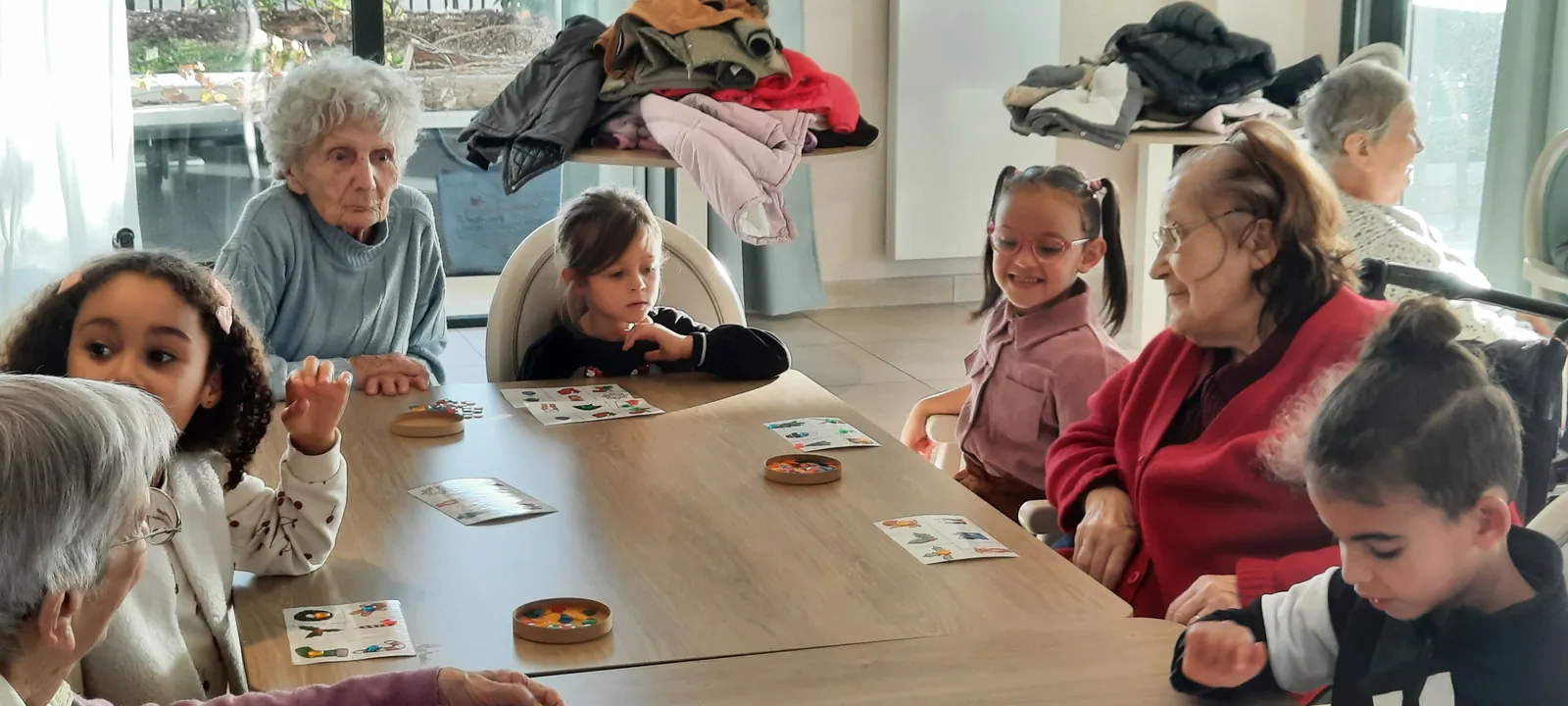 Loto de Noël avec les enfants de l'école Herriot à la résidence de Saint Jean