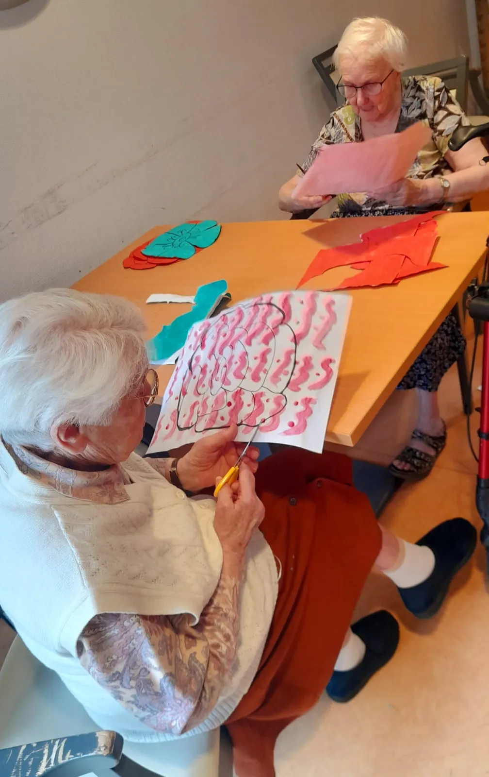 Atelier créatif : des fleurs en papier pour embellir la résidence