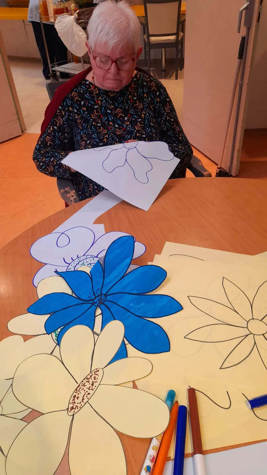 Atelier créatif : des fleurs en papier pour embellir la résidence