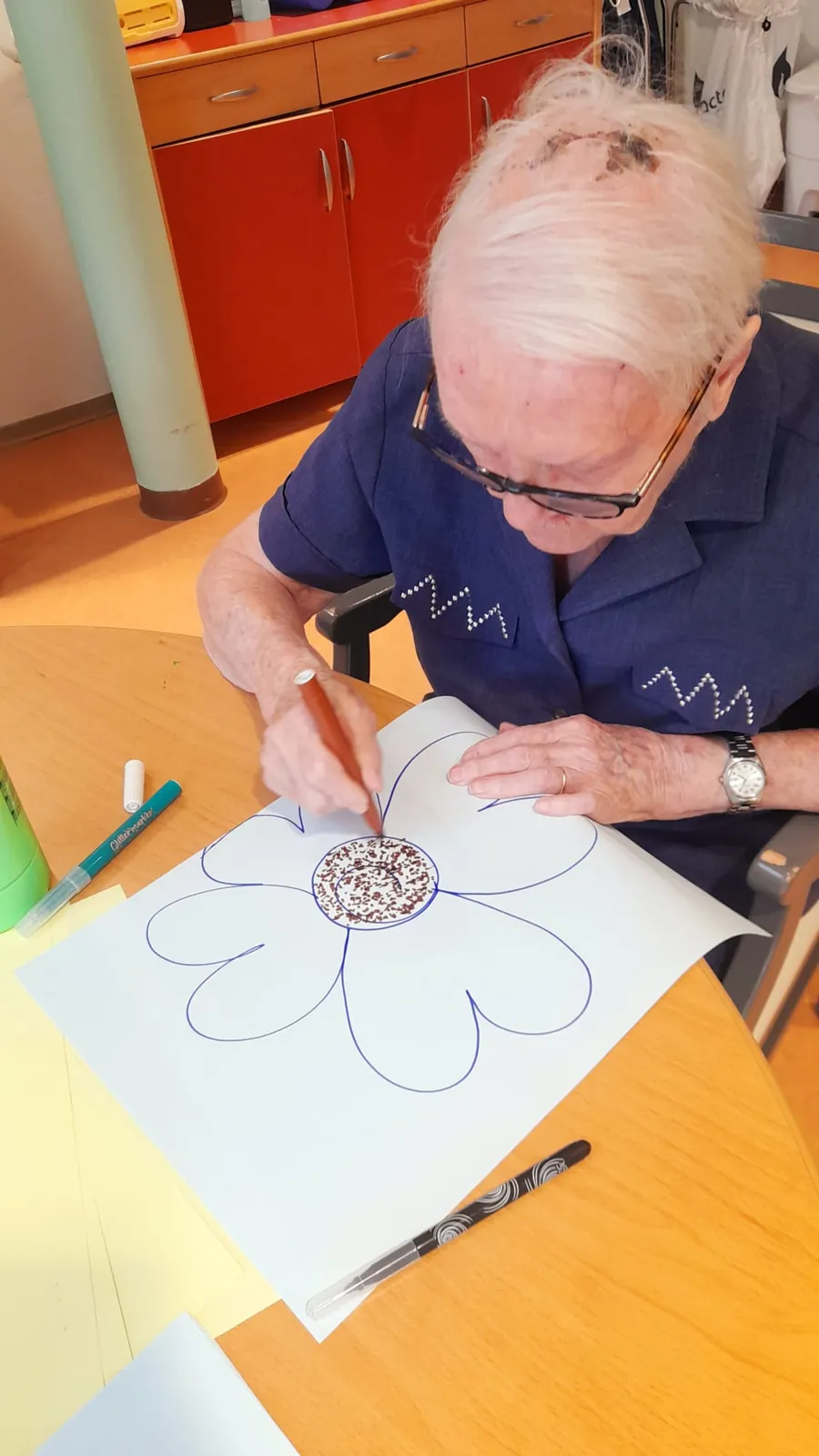 Atelier créatif : des fleurs en papier pour embellir la résidence