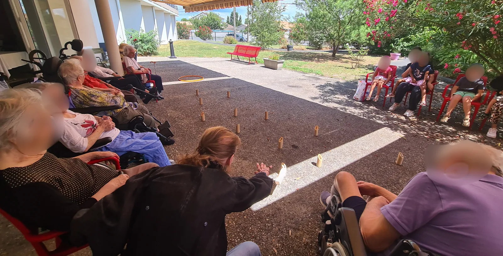 Mölkky sous le beau temps : jeunesse et sagesse réunies