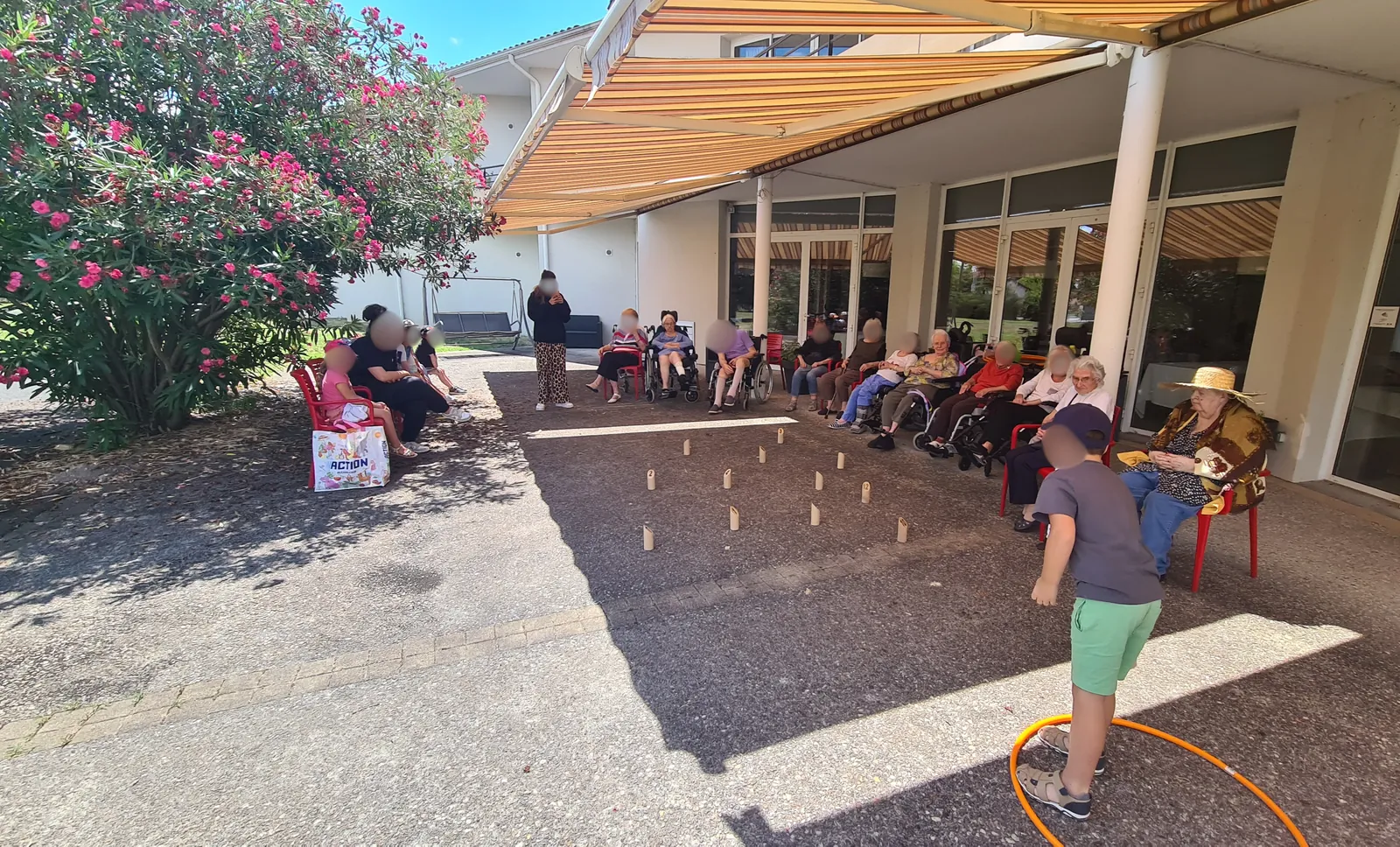 Mölkky sous le beau temps : jeunesse et sagesse réunies