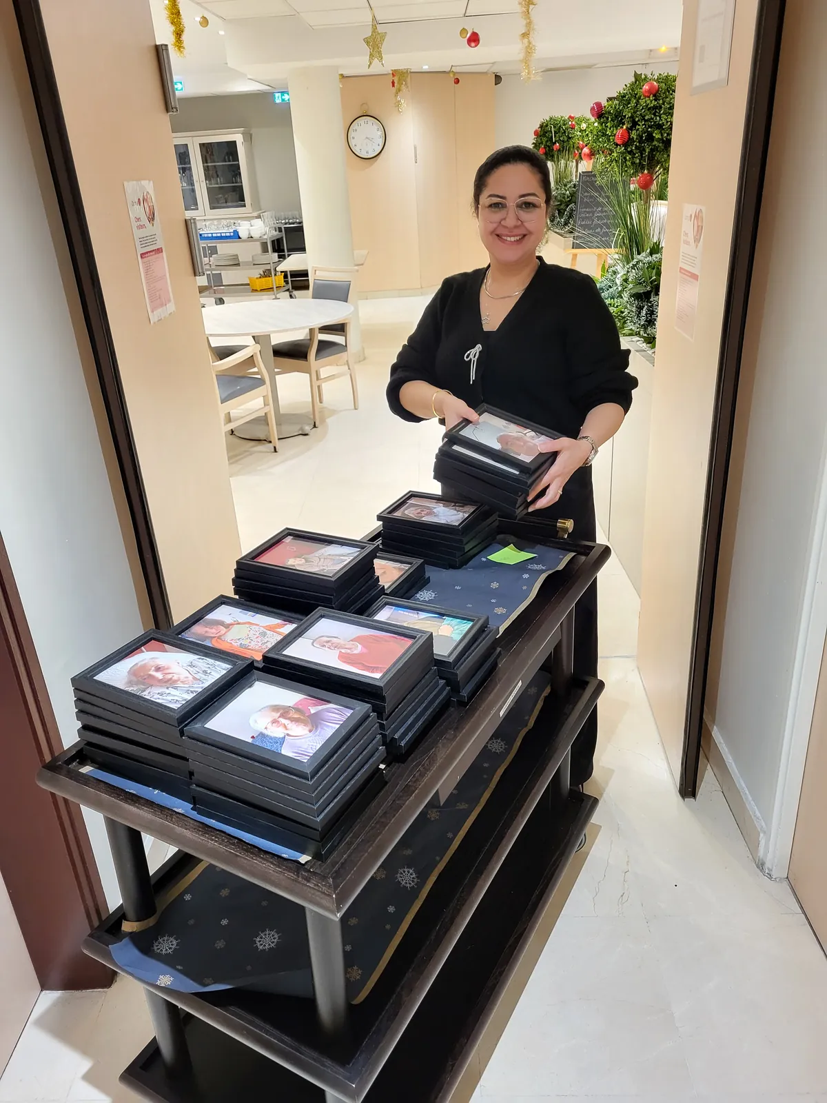 la distribution des cadeaux de noël a la résidence les Adrets 