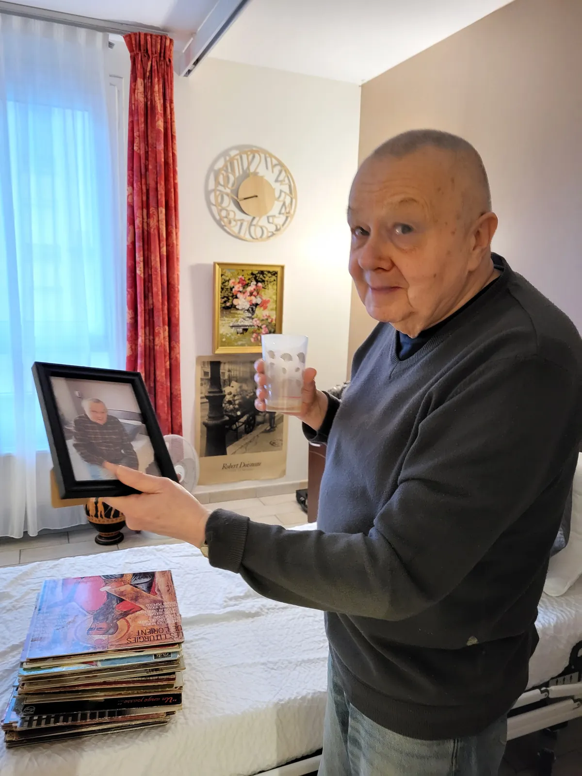 la distribution des cadeaux de noël a la résidence les Adrets 