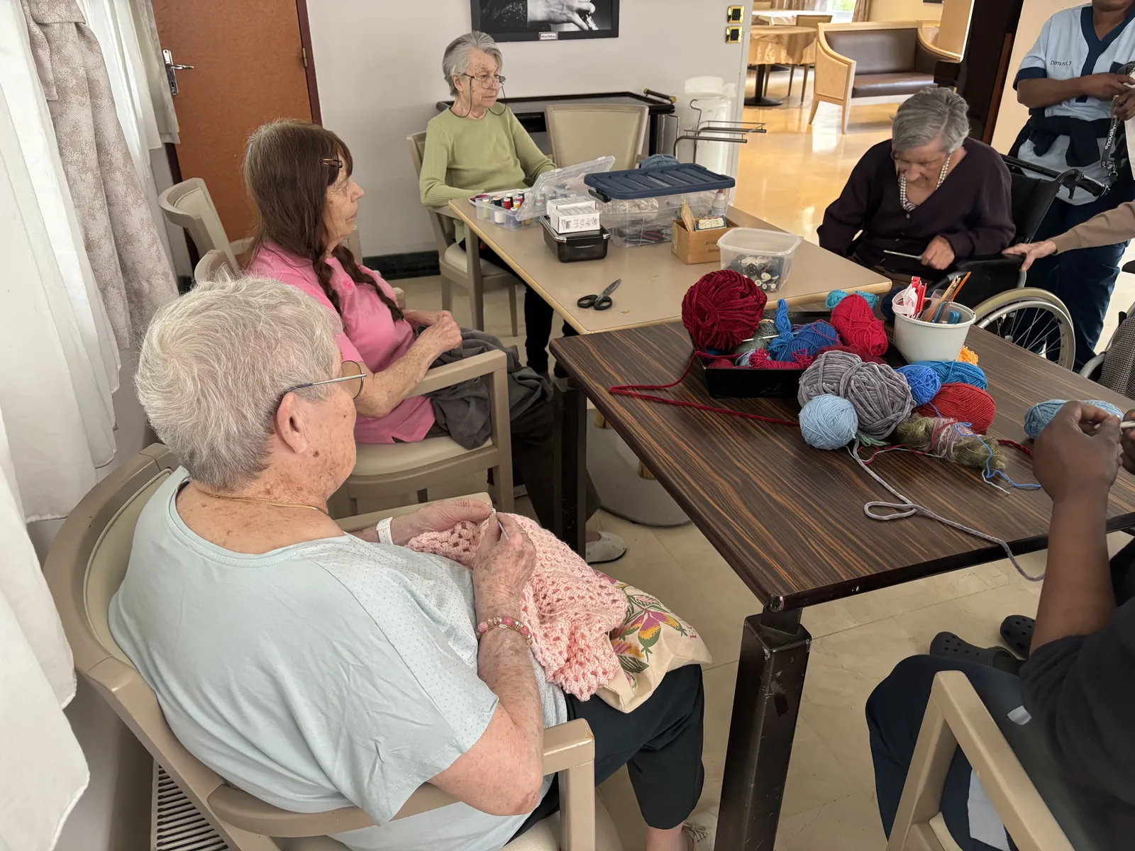 Atelier Couture : Suzanne initie les résidents au crochet !