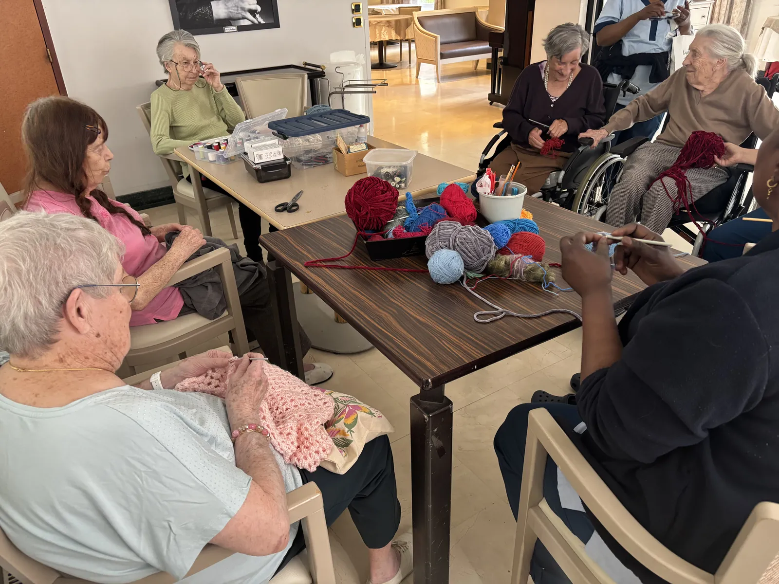 Atelier Couture : Suzanne initie les résidents au crochet !
