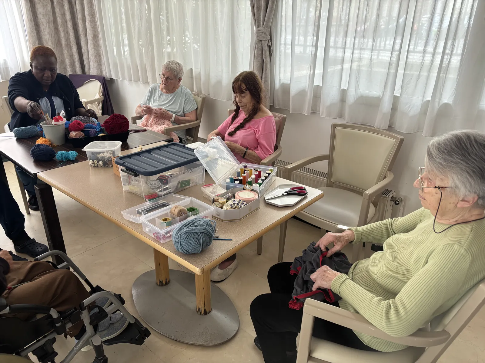 Atelier Couture : Suzanne initie les résidents au crochet !