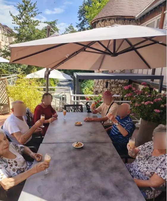 Déjeuner en terrasse à la Résidence Les Portes de Champagne : un moment convivial sous le soleil