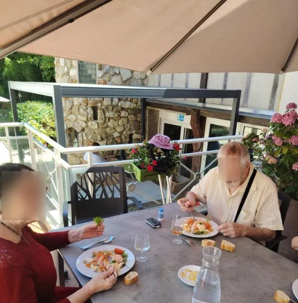 Déjeuner en terrasse à la Résidence Les Portes de Champagne : un moment convivial sous le soleil