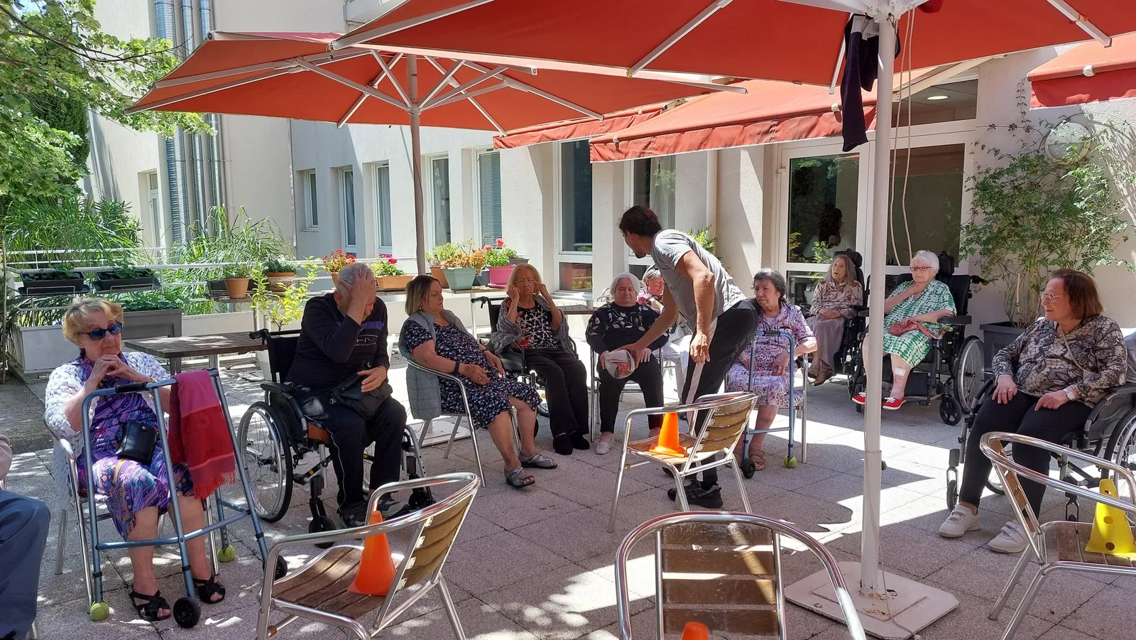 MELEE EN PANTOUFLES : LES SENIORS DECOUVRENT LE RUGBY 