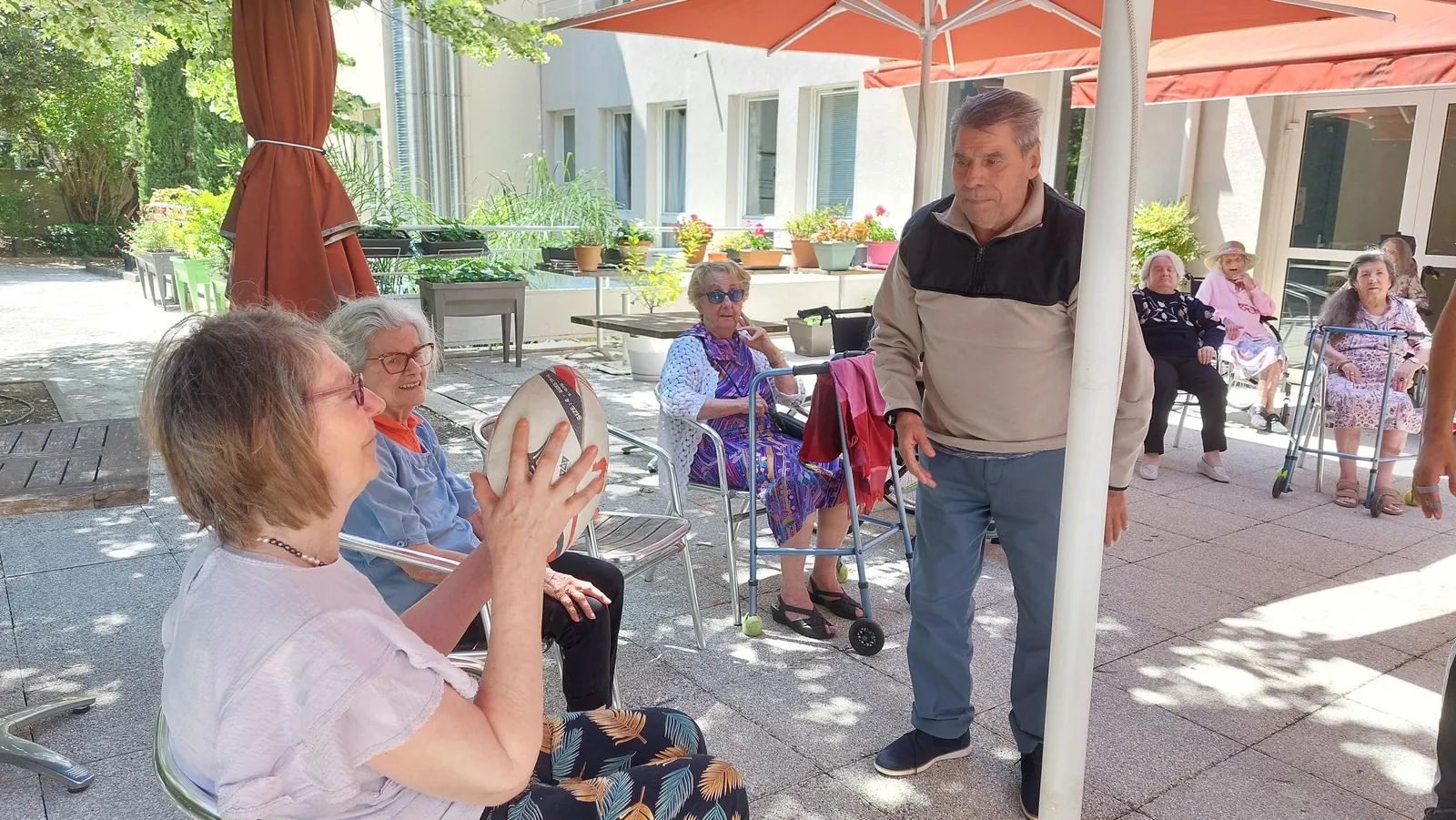 MELEE EN PANTOUFLES : LES SENIORS DECOUVRENT LE RUGBY 