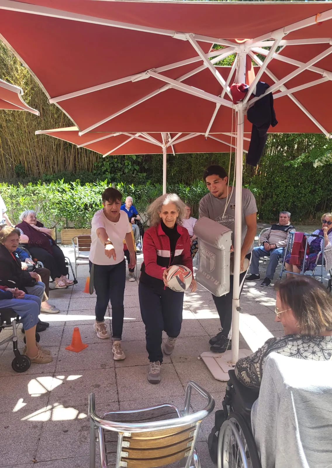 MELEE EN PANTOUFLES : LES SENIORS DECOUVRENT LE RUGBY 