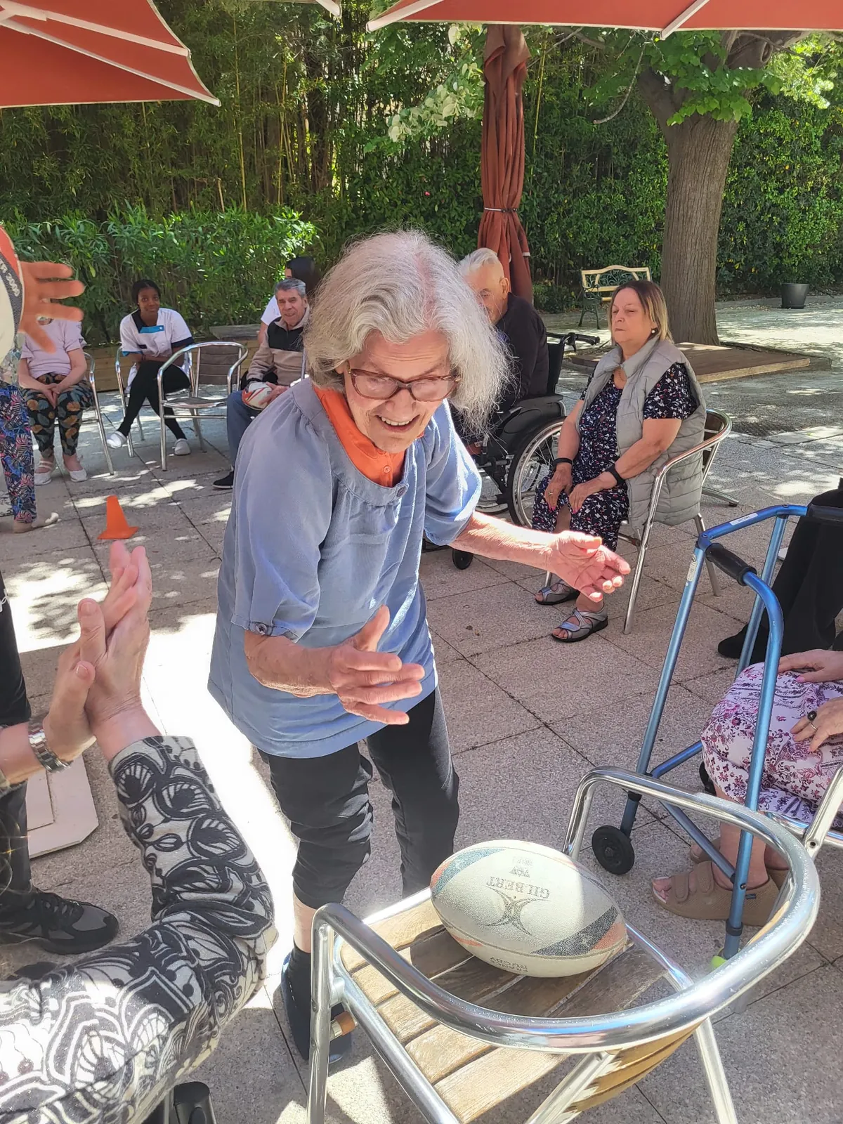 MELEE EN PANTOUFLES : LES SENIORS DECOUVRENT LE RUGBY 