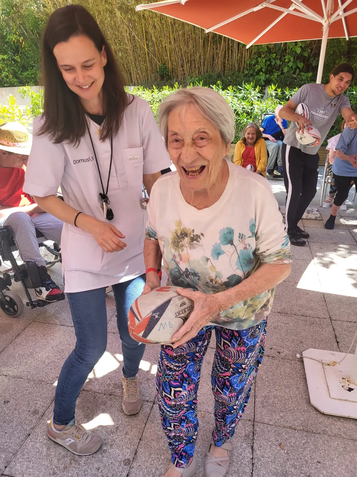MELEE EN PANTOUFLES : LES SENIORS DECOUVRENT LE RUGBY 
