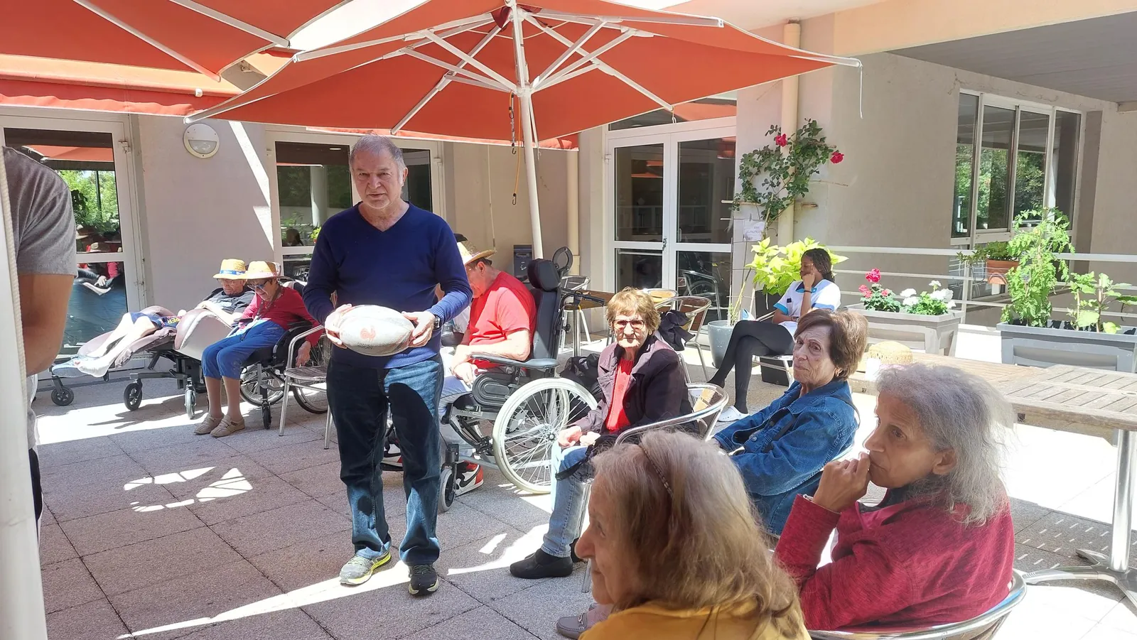 MELEE EN PANTOUFLES : LES SENIORS DECOUVRENT LE RUGBY 