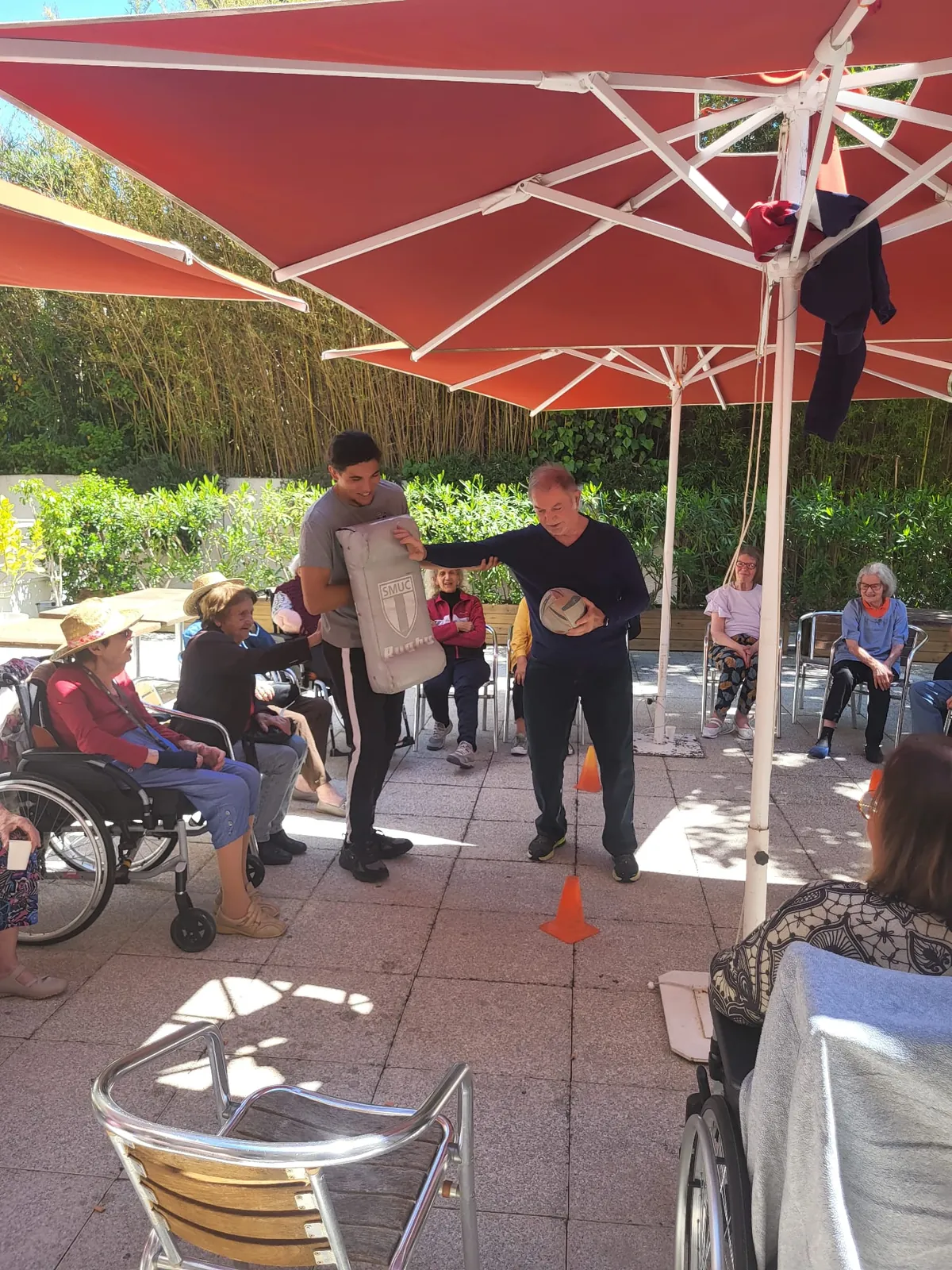 MELEE EN PANTOUFLES : LES SENIORS DECOUVRENT LE RUGBY 