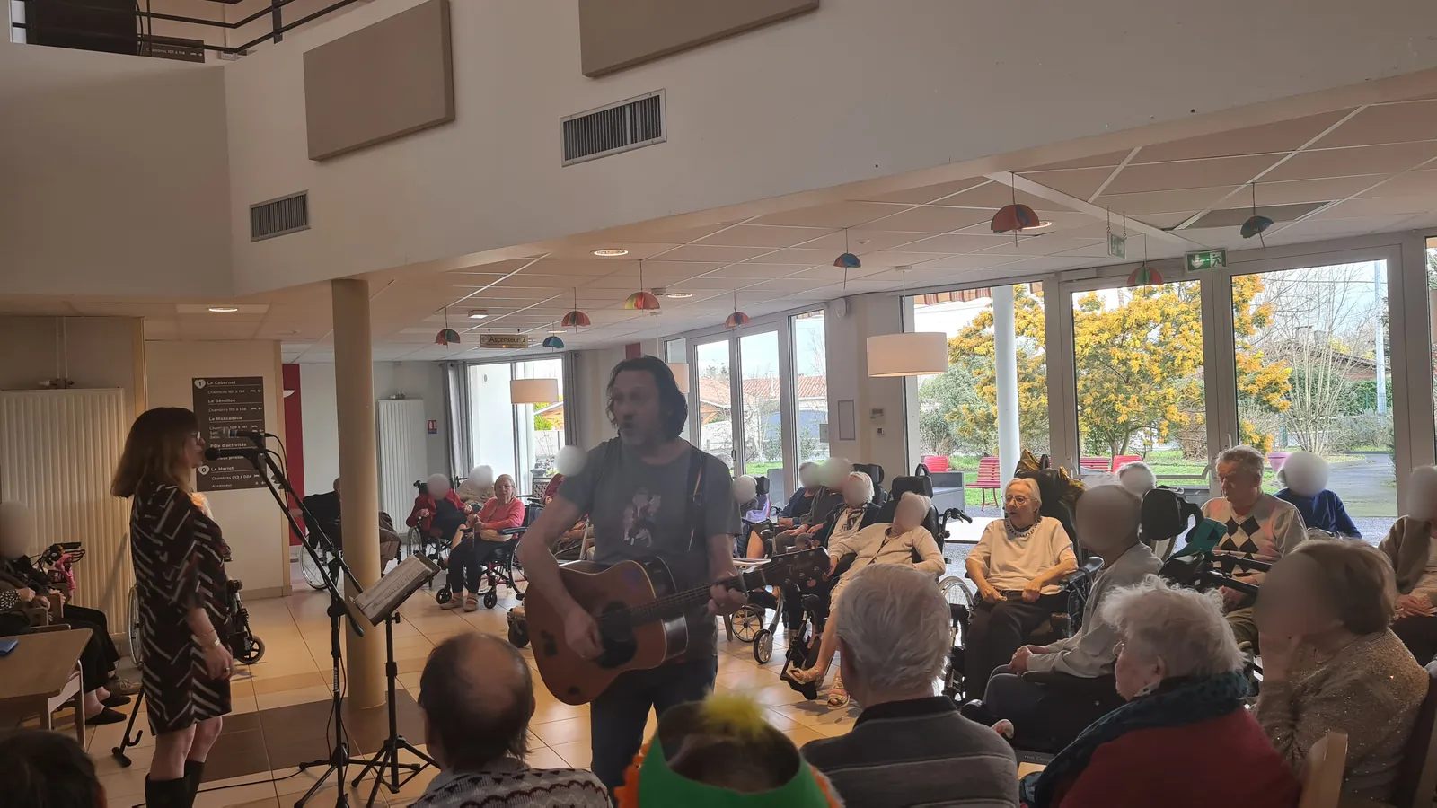 Prestation musicale par le duo ELL et ILL 12/03