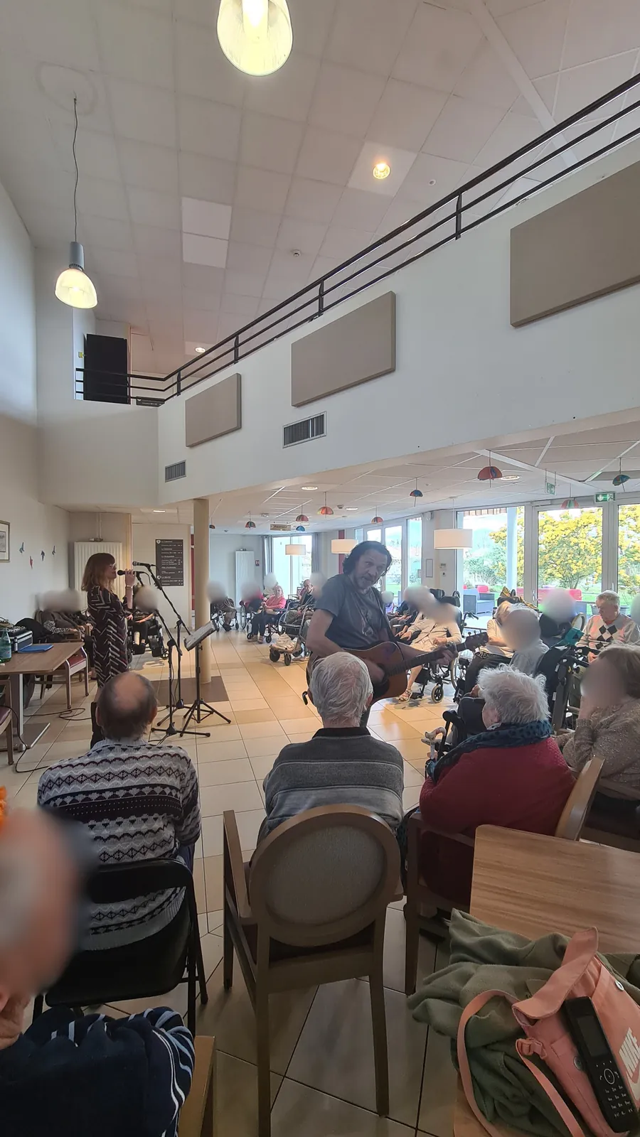 Prestation musicale par le duo ELL et ILL 12/03