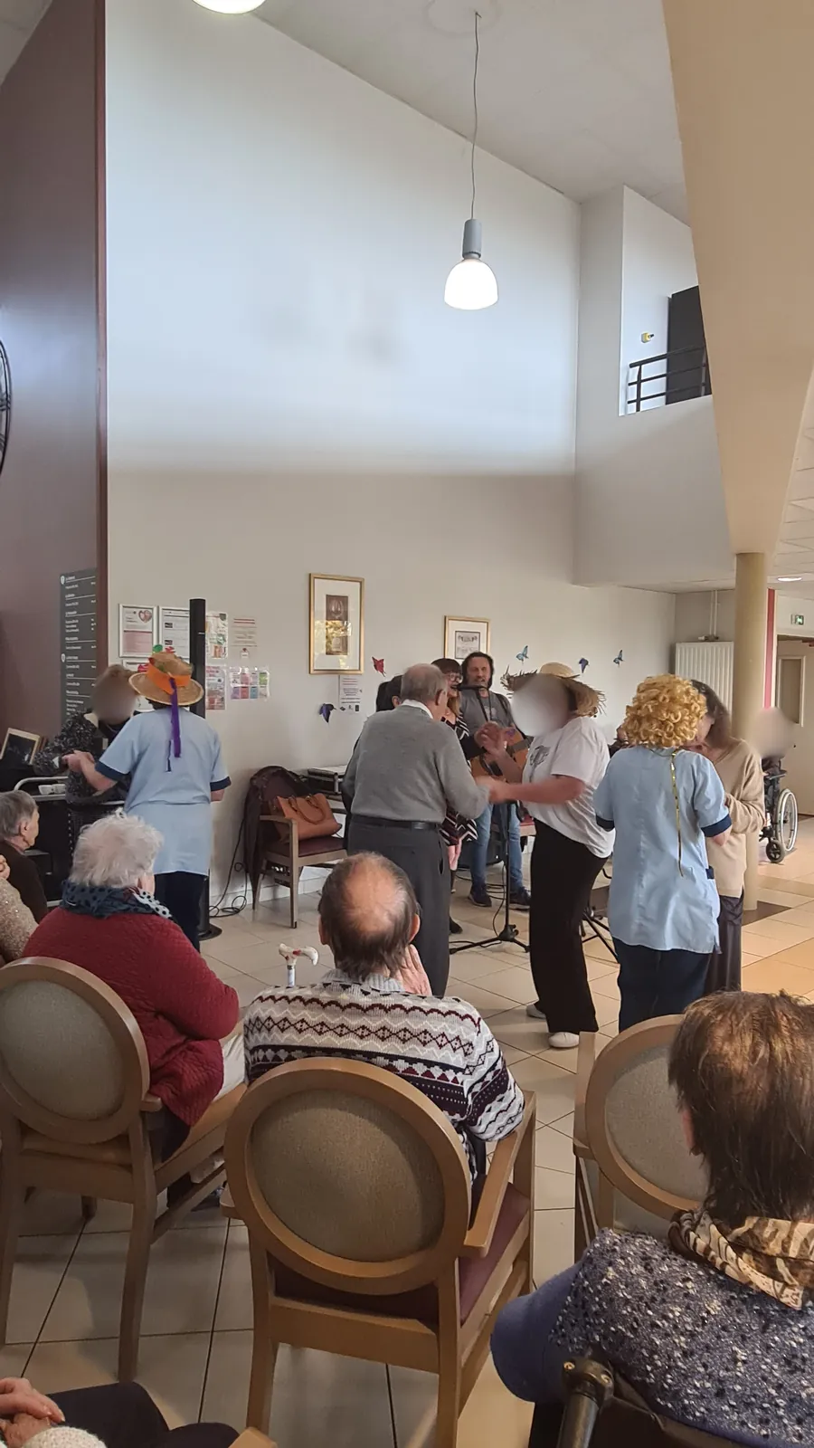 Prestation musicale par le duo ELL et ILL 12/03