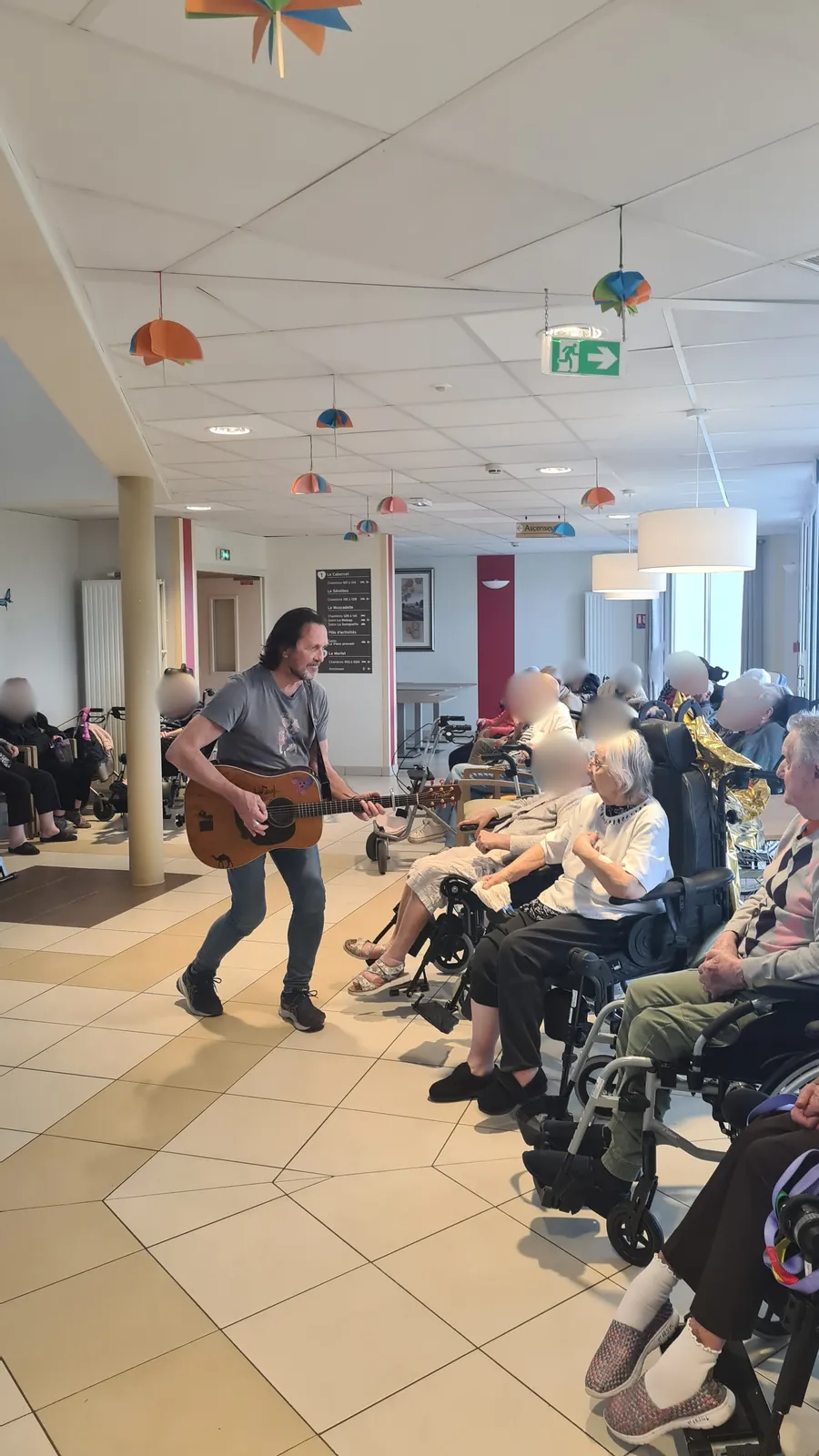 Prestation musicale par le duo ELL et ILL 12/03