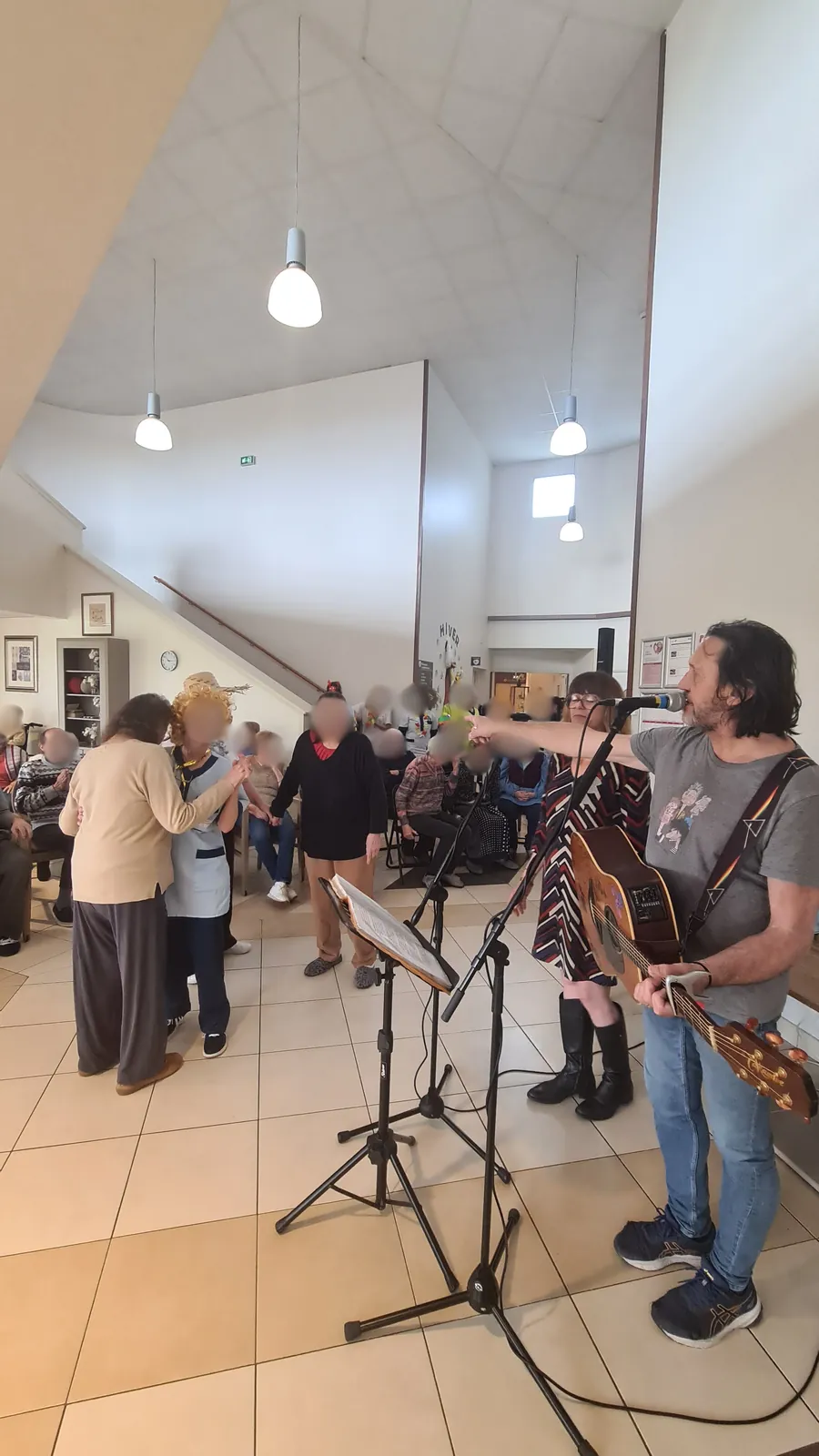 Prestation musicale par le duo ELL et ILL 12/03