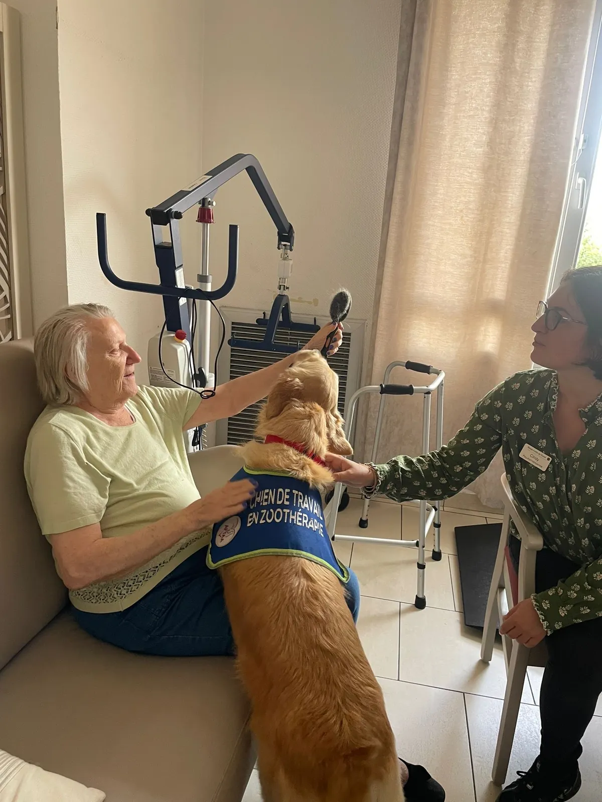 Un doux moment de tendresse avec Samba, le chien médiateur