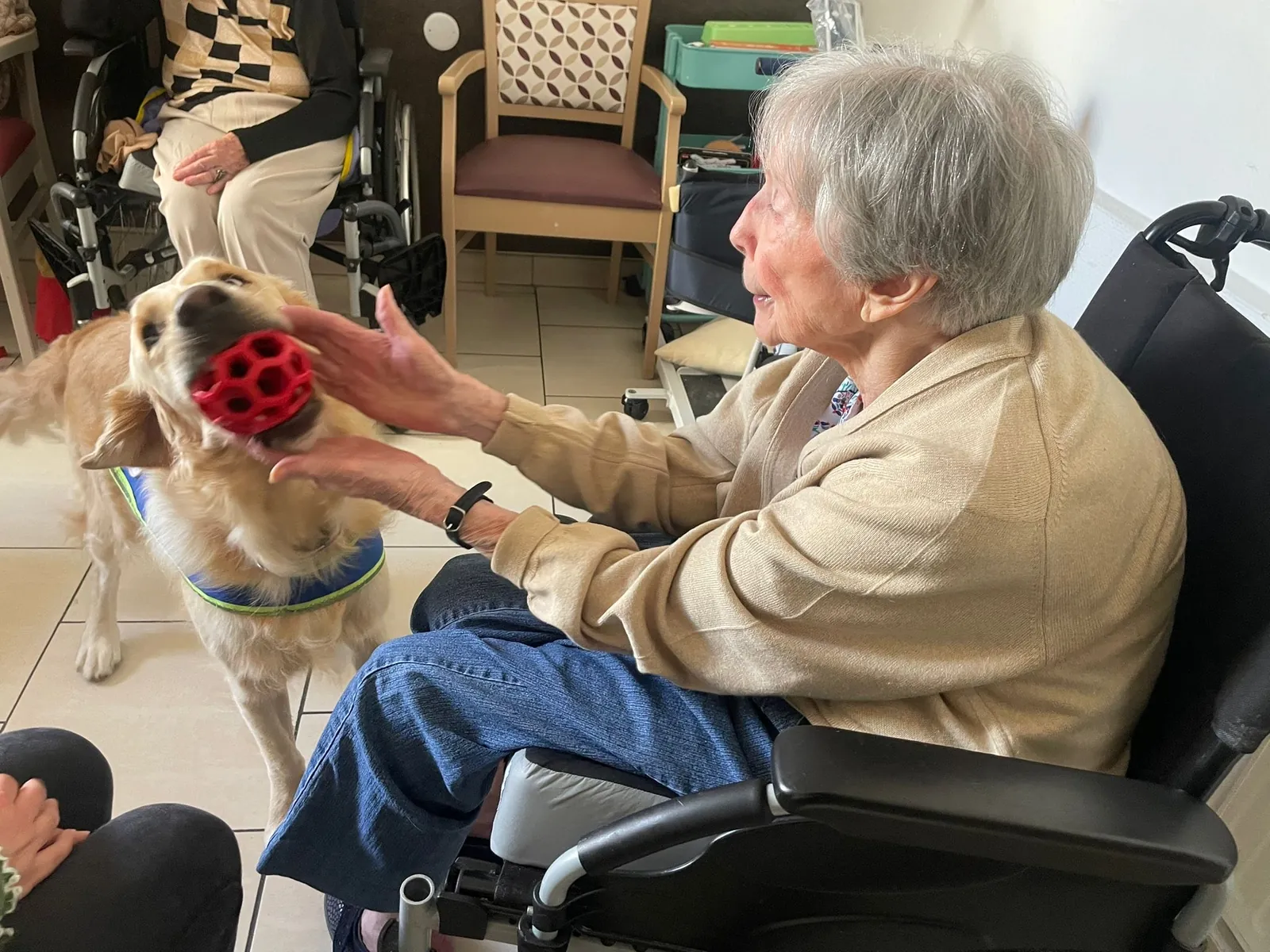 Un doux moment de tendresse avec Samba, le chien médiateur