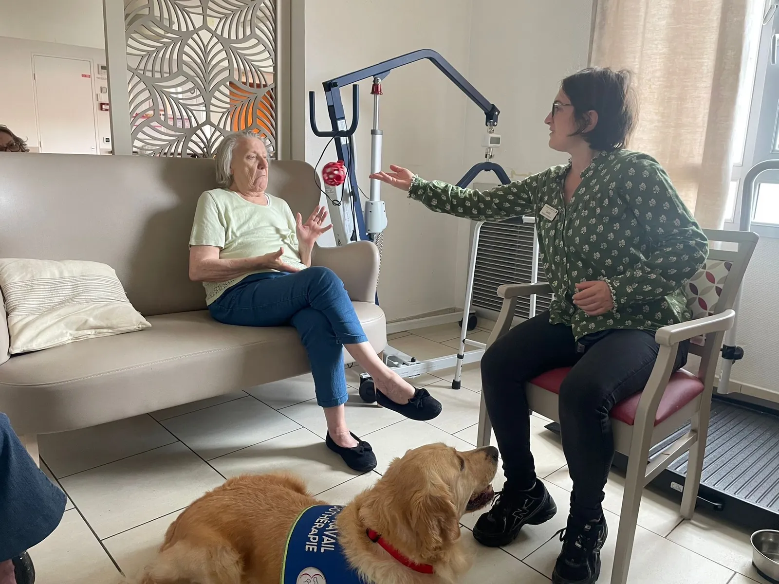 Un doux moment de tendresse avec Samba, le chien médiateur