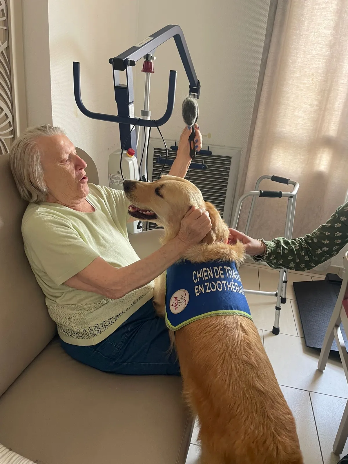 Un doux moment de tendresse avec Samba, le chien médiateur